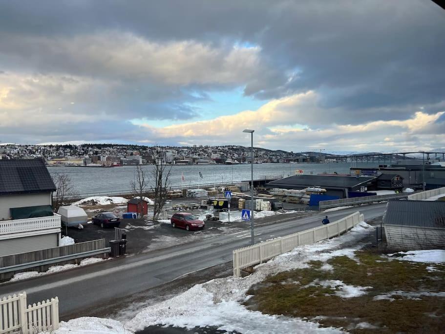 Sentralt Pa Fastlandet Og Gaavstand Til Alle Fasiliteter! Tromsdalen Esterno foto