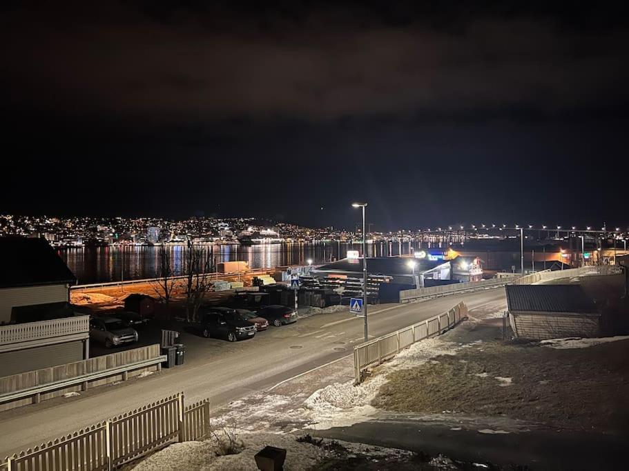 Sentralt Pa Fastlandet Og Gaavstand Til Alle Fasiliteter! Tromsdalen Esterno foto
